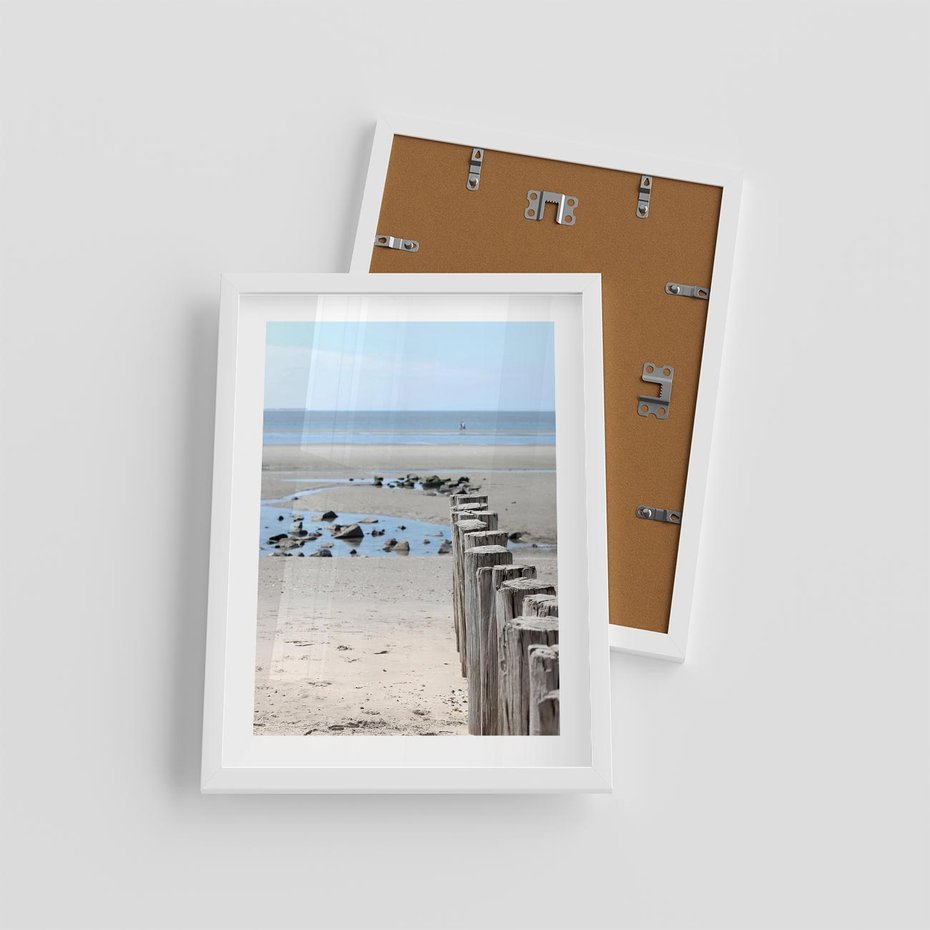 Plakat w ramie 30x40 - Fale na falochronie nad morzem - morze, falochron - rama biała