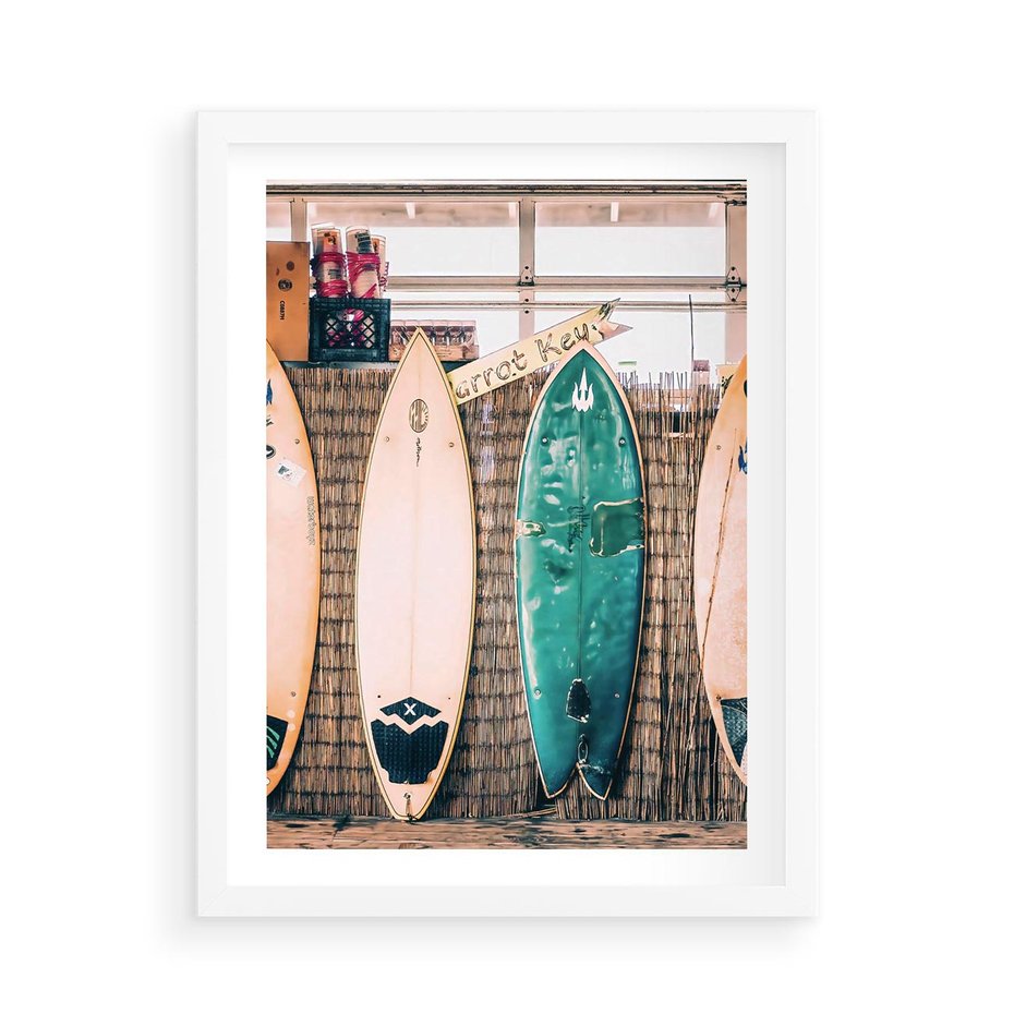 Plakat w ramie 50x70 - Deski Surfingowe w Pionie - deski surfingowe, ustawione pionowo - rama biała