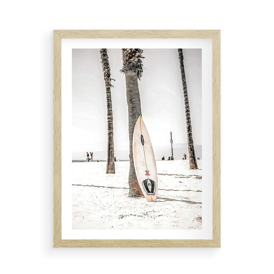 Plakat w ramie 50x70 - Plażowy Relaks - deska surfingowa, oparta o palmę - rama drewno