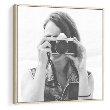Obraz w ramie 80x80 - Zrób mi Zdjęcie - fotografia, kobieta z aparatem - rama drewno