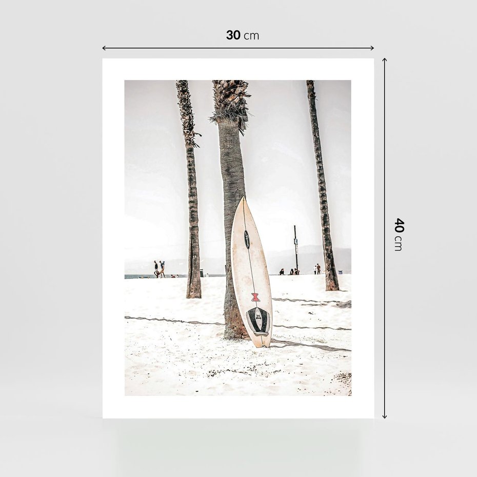 Plakat bez ramy 30x40 - Plażowy Relaks - deska surfingowa, oparta o palmę