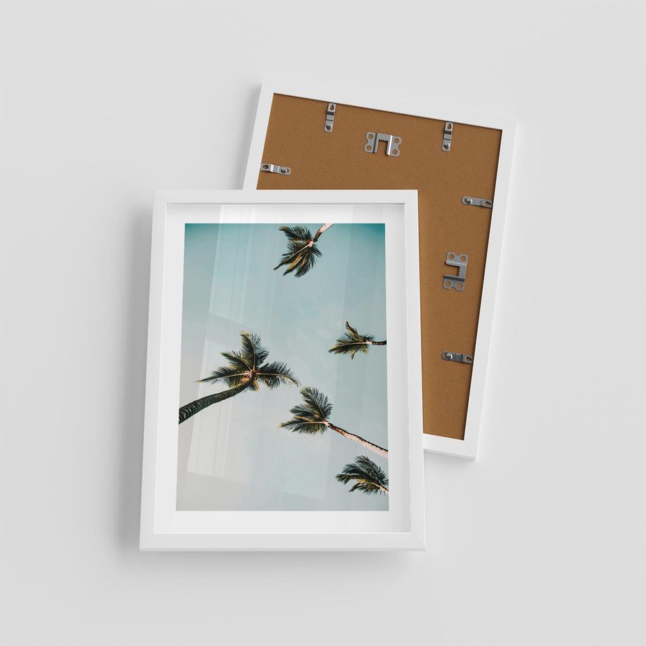 Plakat w ramie 30x40 - Palmy i Niebo - palmy, ujęcie z dołu - rama biała