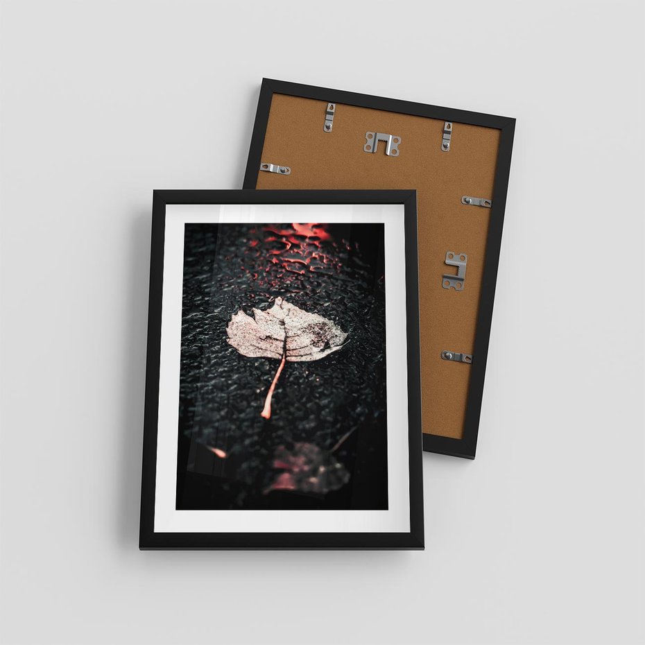 Plakat w ramie 30x40 - Jesień w Detalu: Liść na Mokrej Drodze - liść, jesień - rama czarna