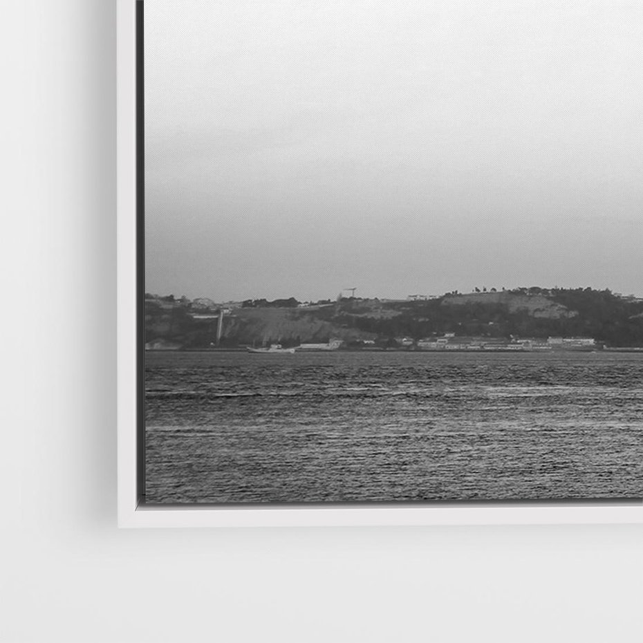 Obraz w ramie 120x80 - Majestatyczny Most - czarno biała fotografia, czerwony stalowy most nad rzeką - rama biała