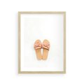 Plakat w ramie 30x40 - Minimalistyczna Moda: Klapki na Białym Tle - klapki, minimalizm - rama drewno