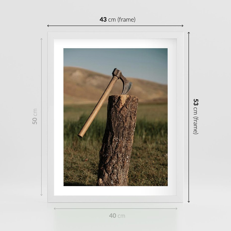 Plakat w ramie 40x50 - Lasowa siła w drewnie - las, siekiera - rama biała