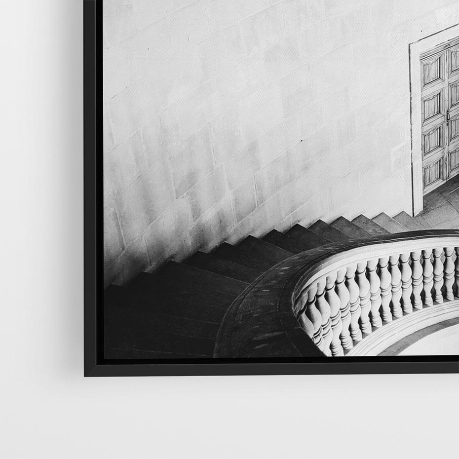 Obraz w ramie 50x50 - Po Schodach w Dół - czarno białą fotgrafia, zakręcone schody w starek kamienicy - rama czarna