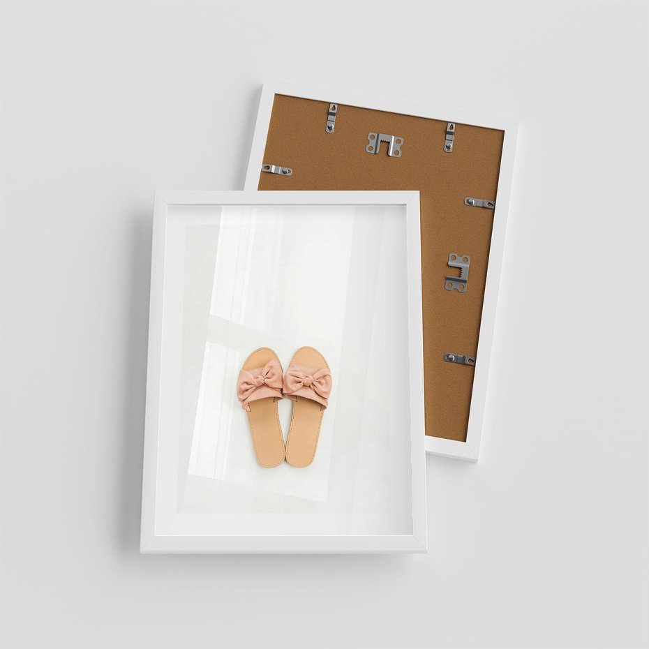 Plakat w ramie 30x40 - Minimalistyczna Moda: Klapki na Białym Tle - klapki, minimalizm - rama biała