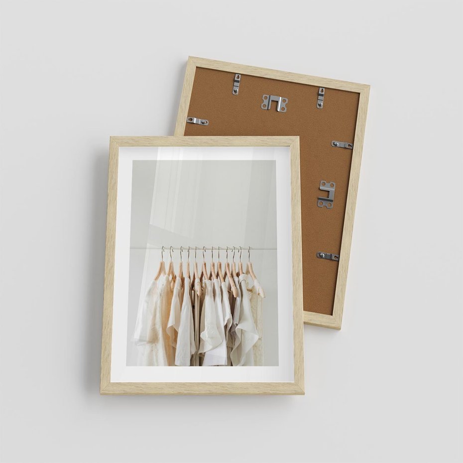 Plakat w ramie 30x40 - Elegancja Prostoty - ubrania, modowa fotografia - rama drewno