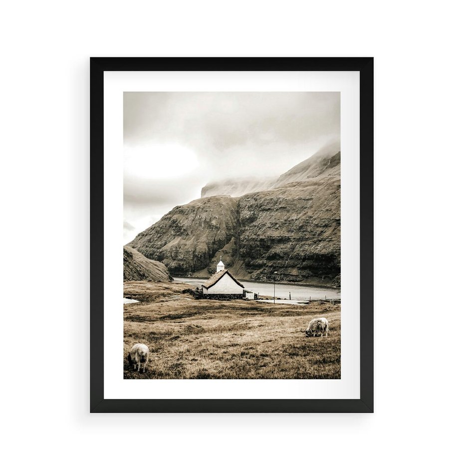 Plakat w ramie 40x50 - Kościół na Wzgórzu: Sepia Nostalgii - kościół w górach, na wzgórzu - rama czarna