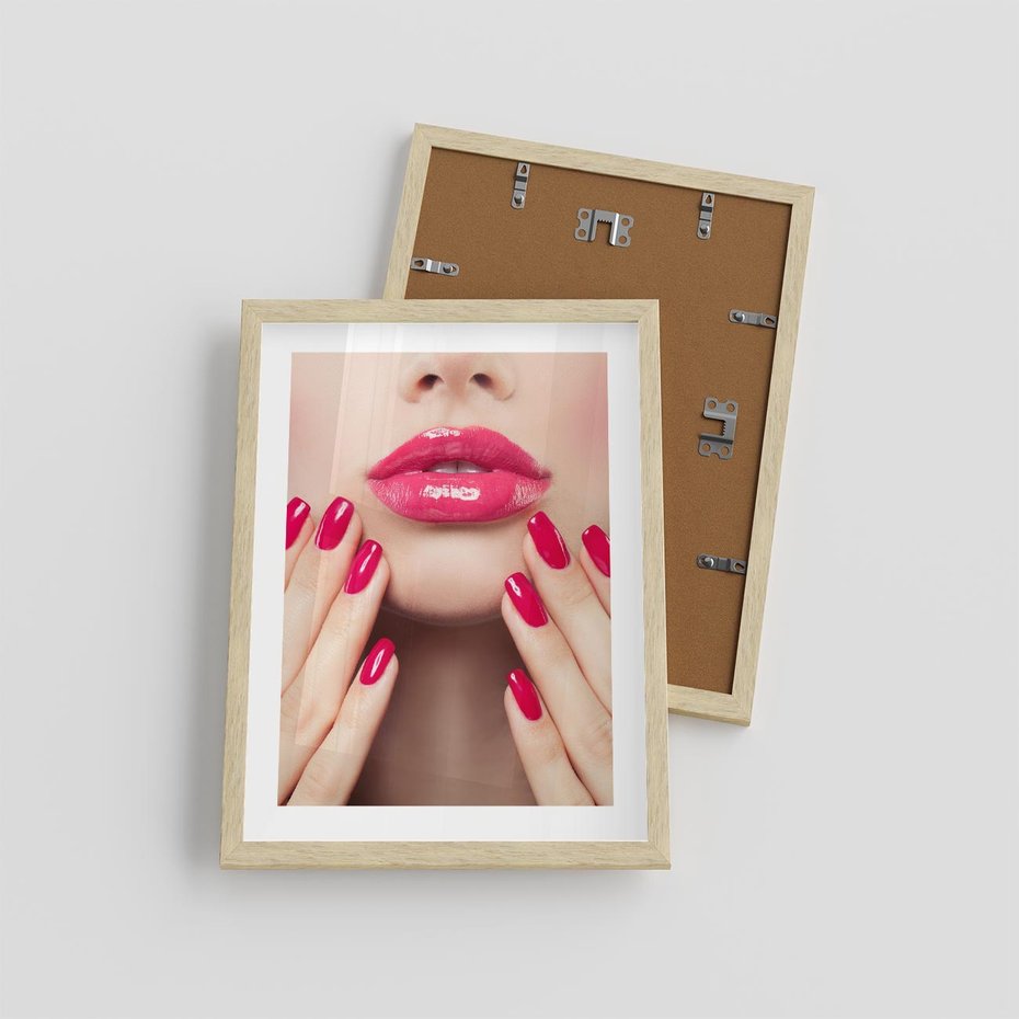 Plakat w ramie 30x40 - Wyrażenie Piękna - paznokcie, usta - rama drewno