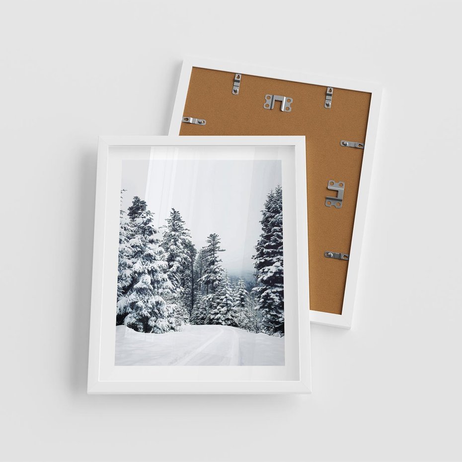 Plakat w ramie 40x50 - Zimowy Las Pod Kołdrą - las, zima - rama biała