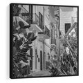 Obraz w ramie 50x50 - Nadmorska Uliczka - czarno białe zdjecie, uliczka w nadmorskim mieście - rama czarna