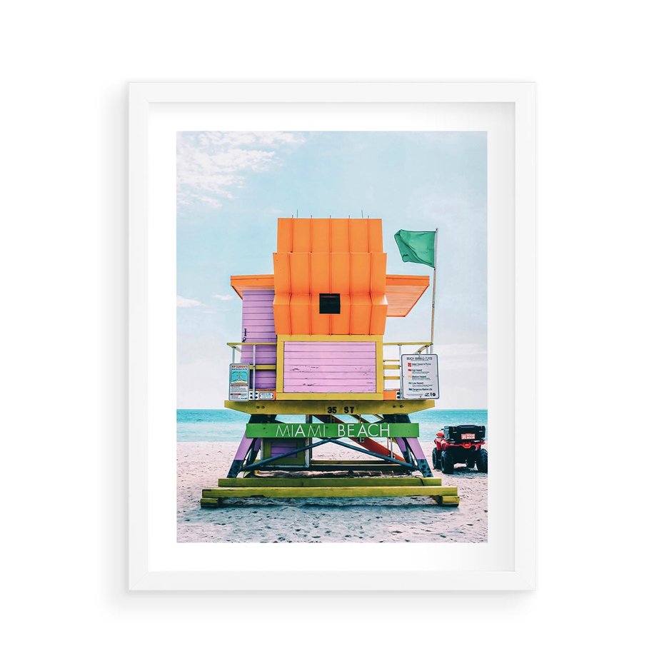 Plakat w ramie 40x50 - Plaża Miami w Słoneczny Dzień - domek ratownika, kolorowy - rama biała