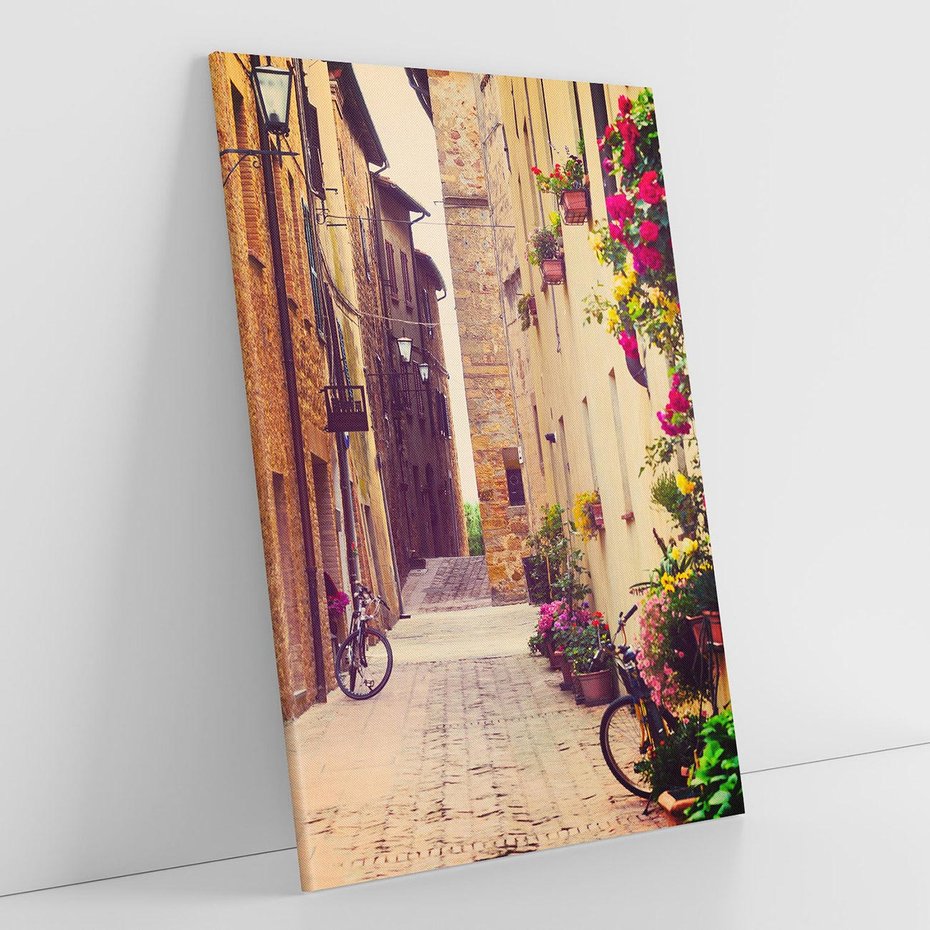 Obraz na płótnie 50x70 - Rowerowa przygoda w uliczkach pełnych perspektywy - uliczka, perspektywa