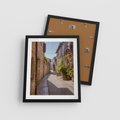 Plakat w ramie 40x50 - Uliczka Wakacyjnego Miasteczka - uliczka, wakacje - rama czarna
