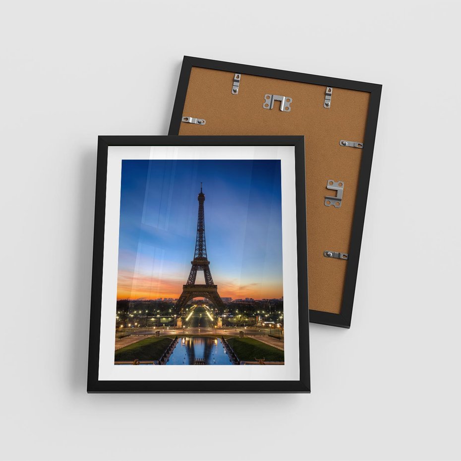 Plakat w ramie 40x50 - Wieża Eiffla w Innej Odsłonie - wieża, Eiffla - rama czarna