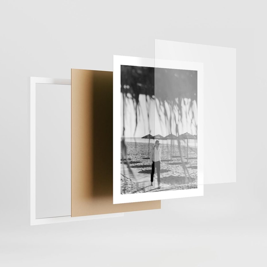 Plakat w ramie 40x50 - Wakacyjny Spacer - czarno białe zdjecie, plaża - rama biała