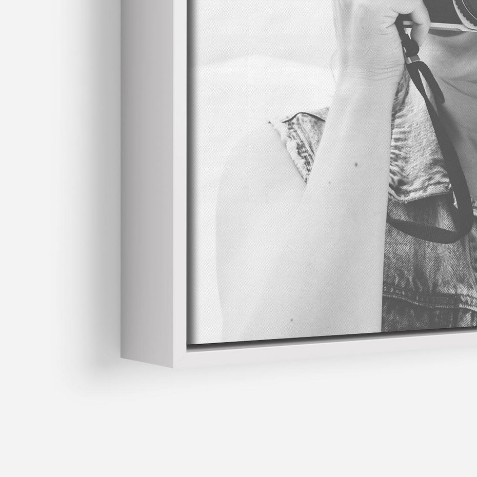 Obraz w ramie 80x80 - Zrób mi Zdjęcie - fotografia, kobieta z aparatem - rama biała