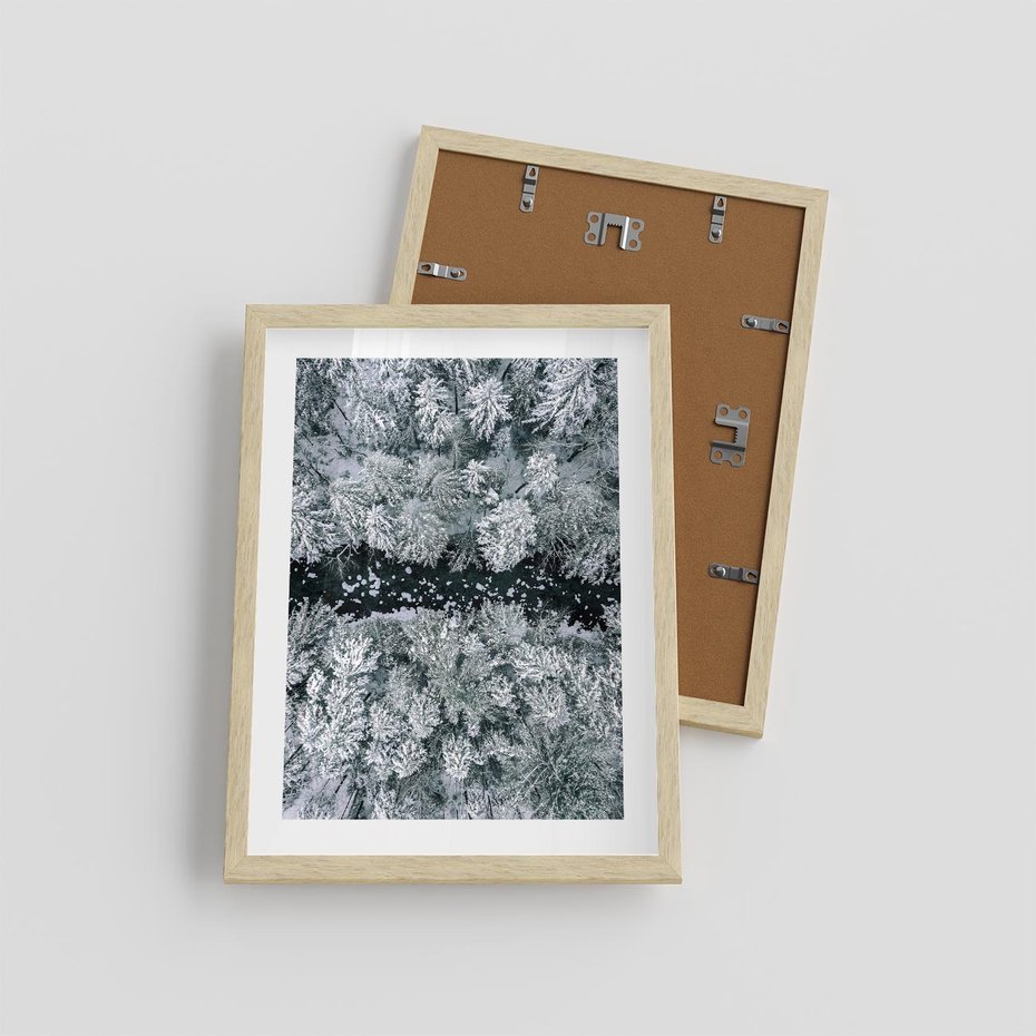 Plakat w ramie 30x40 - Zimowy Krajobraz z Góry - zdjęcie z góry, zaśnieżony las i zamarznięty strumyk - rama drewno