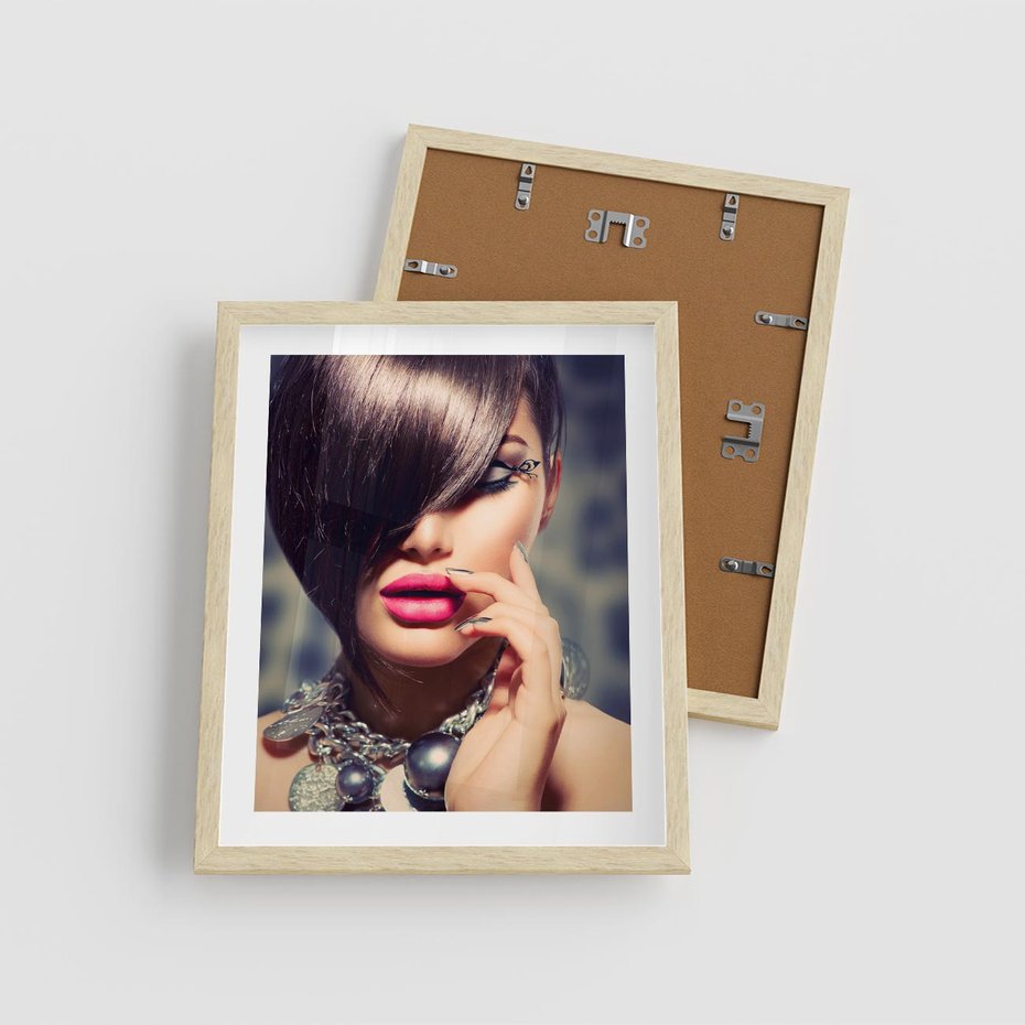 Plakat w ramie 40x50 - Kobiecy urok w makijażu i fryzurze - makijaż, fryzura - rama drewno