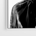 Obraz w ramie 70x50 - Czarna Elegancja - fotografia czarno biała, zbliżenie portret kobiety w czerni - rama biała