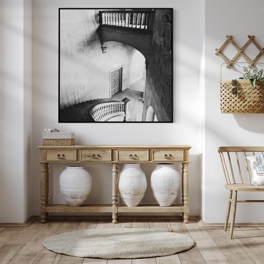 Obraz w ramie 50x50 - Po Schodach w Dół - czarno białą fotgrafia, zakręcone schody w starek kamienicy - rama czarna