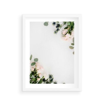 Plakat w ramie 50x70 - Kompozycja z Białych Róż i Eukaliptusa - kompozycja z białych kwiatów na białym tle, róże - rama biała
