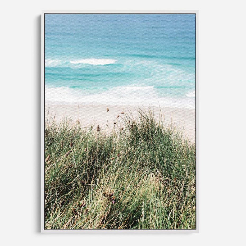 Obraz w ramie 80x120 - Harmonia Natury - widok z wydm, wydmy porośnięte trawami - rama biała