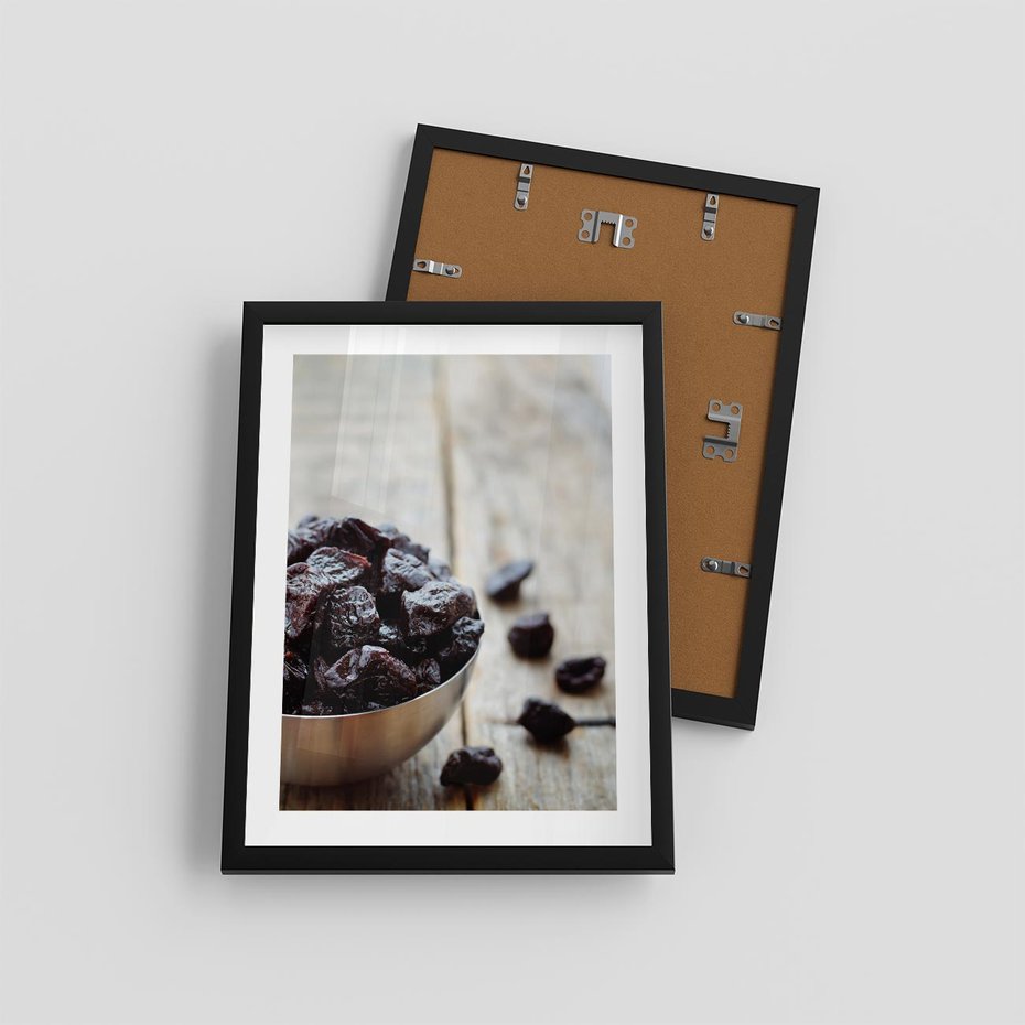 Plakat w ramie 30x40 - Smakowite rodzynki na talerzu - rodzynki, jedzenie - rama czarna