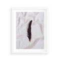 Plakat w ramie 40x50 - Prosta Elegancja - czarne pióro na białej pościeli, minimalizm - rama biała