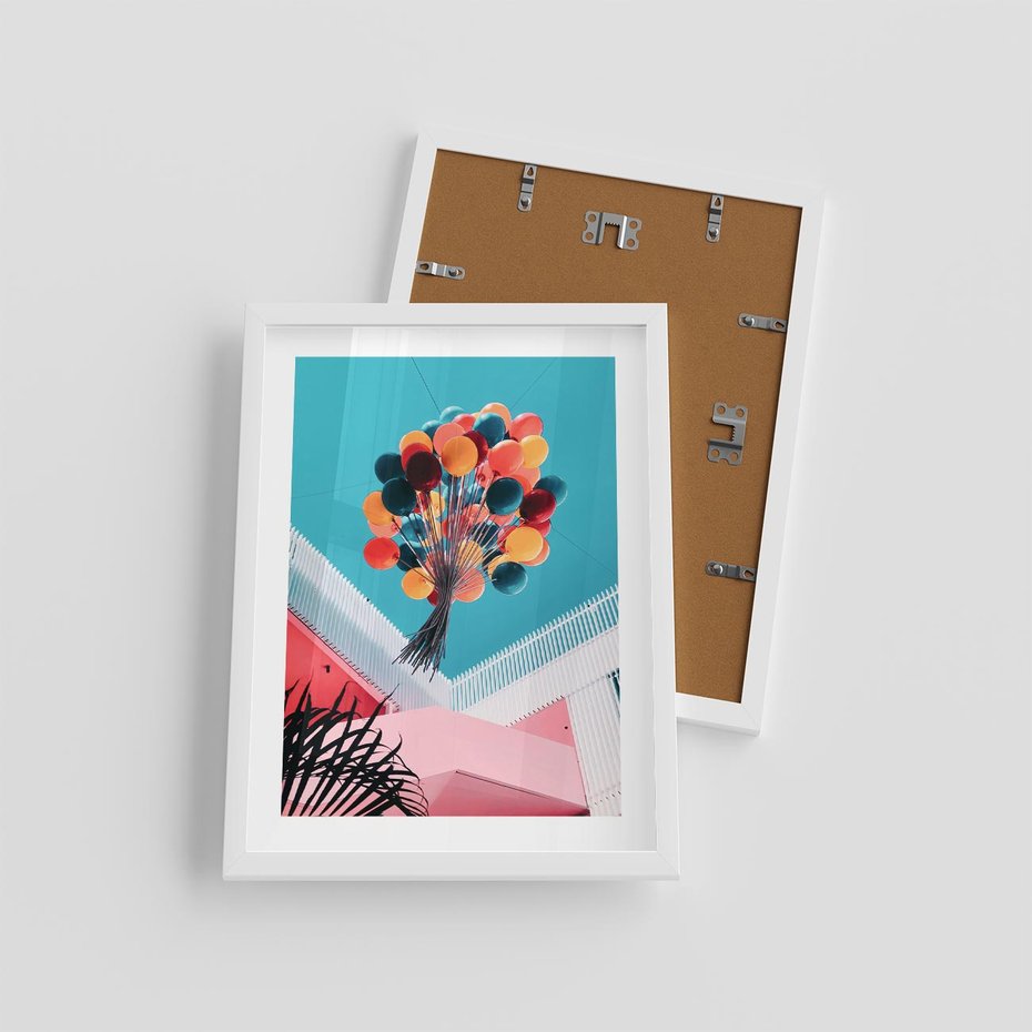 Plakat w ramie 30x40 - Kolorowe Balony Pod Niebem - kolorowe balony na tle niebieskiego nieba - rama biała