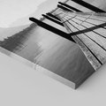 Obraz na płótnie 50x50 - Spokojna Przystań - czarno biała fotografia, drewniany pomost na jeziorze