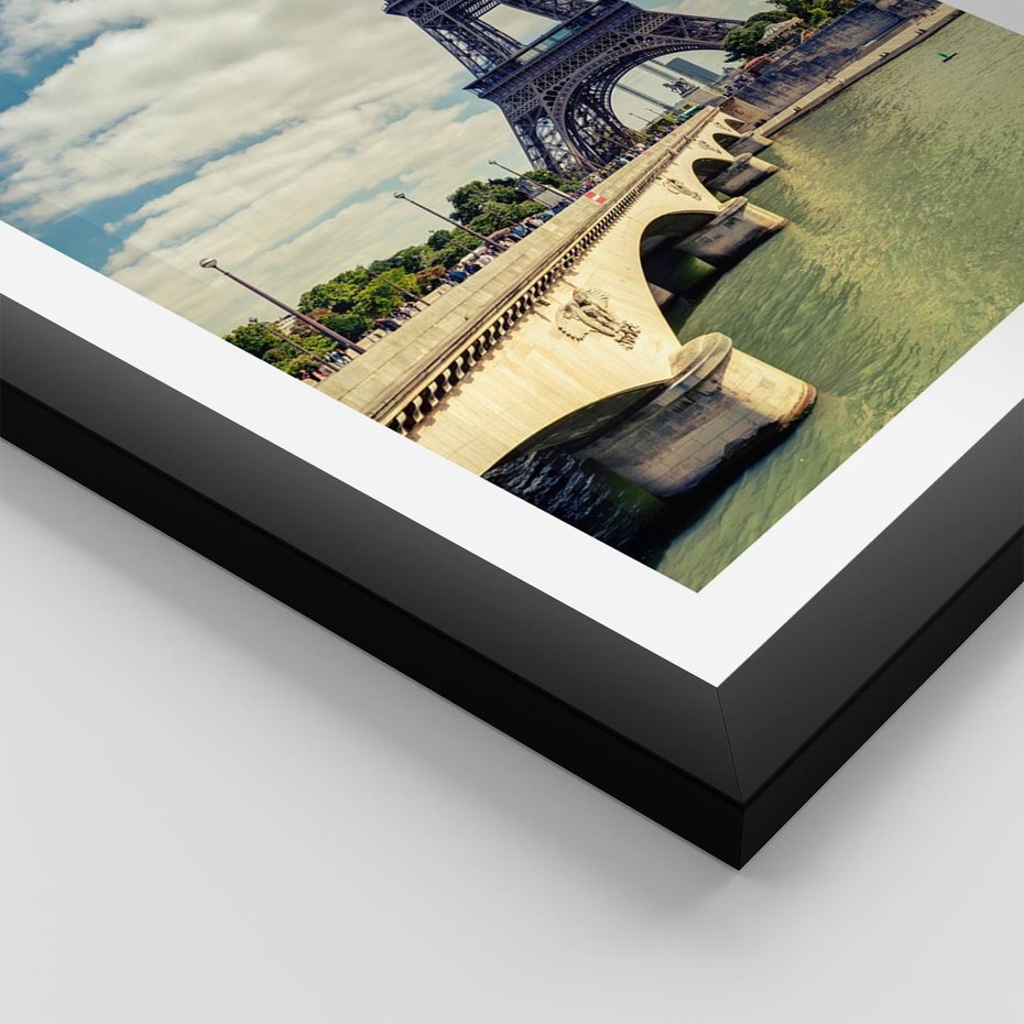 Plakat w ramie 40x50 - Wieża Eiffla - Ikona Paryża - wieża, Eiffla - rama czarna