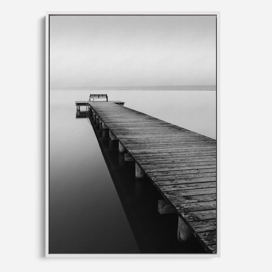 Obraz w ramie 70x100 - Mglista Perspektywa - czarno biała fotografia, drewniany pomost na jeziorze - rama biała