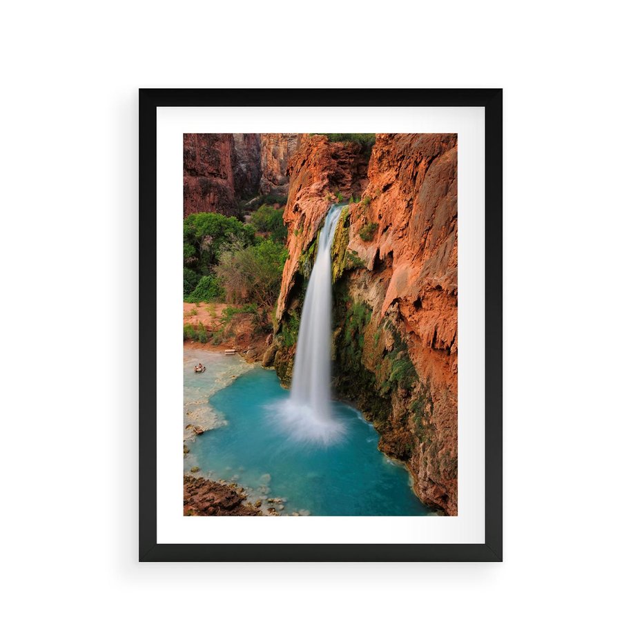 Plakat w ramie 30x40 - Wodospad wśród majestatycznych gór - wodospad, górski - rama czarna