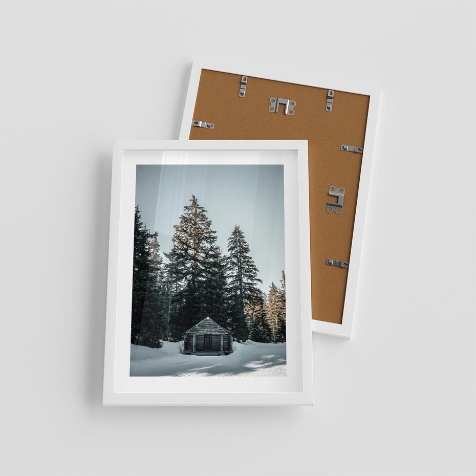 Plakat w ramie 30x40 - Chatka w Górach w Czasie Zimy - chatka w górach, zima - rama biała