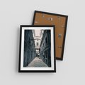 Plakat w ramie 30x40 - Odkryj tajemnice miasta - uliczka, perspektywa - rama czarna