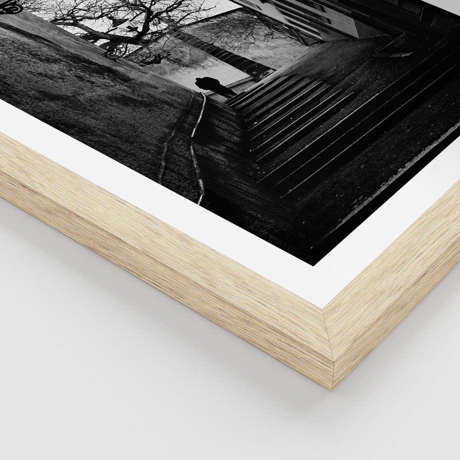 Plakat w ramie 30x40 - Ukryta Uliczka - czarno białe zdjęcie, schody - rama drewno