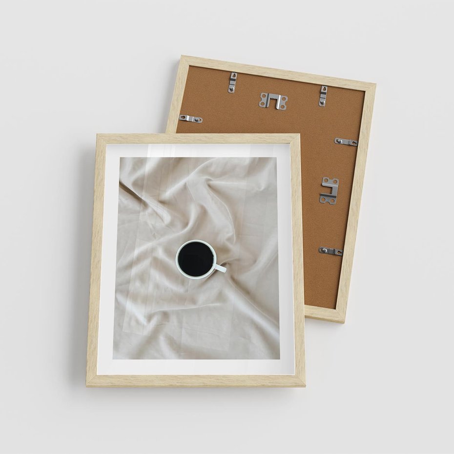 Plakat w ramie 40x50 - Poranek z Kawą - kawa filiżanka w białej pościeli - rama drewno