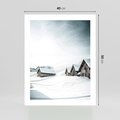 Plakat bez ramy 40x50 - Zima w Domkach: Urok Śnieżnej Scenerii - domki w śnieżnym krajobrazie