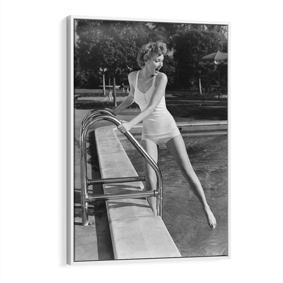 Obraz w ramie 50x70 - Retro Basen - retro zdjęcie, czarno białe - rama biała