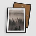Plakat w ramie 50x70 - Mglista Opowieść Lasu - las, mgła - rama czarna