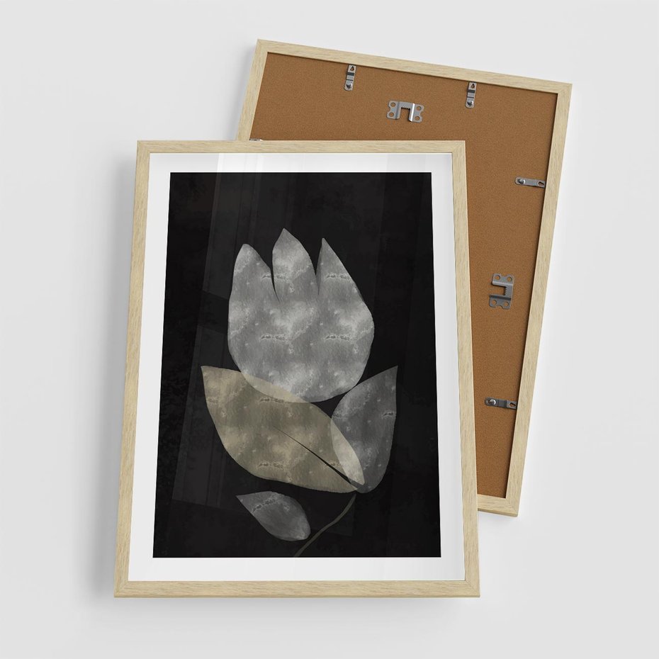 Plakat w ramie 50x70 - Nocne Uniesienia - abstrakcyjny kwiat, mroczna atmosfera - rama drewno