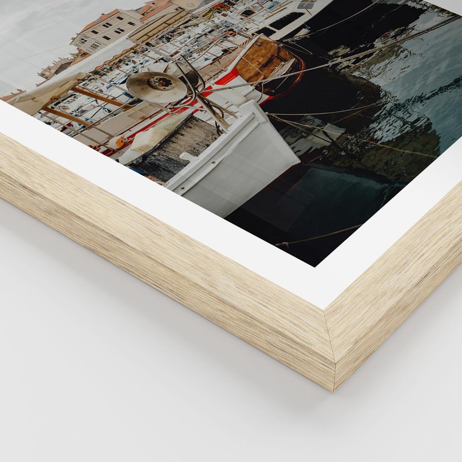 Plakat w ramie 30x40 - Malowniczy Krajobraz Morski - morze, łódki - rama drewno