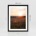Plakat w ramie 30x40 - Łąka we Wschodzącym Słońcu: Magia Poranka - łąka, krajobraz - rama czarna