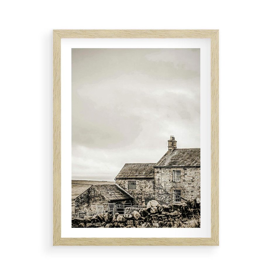 Plakat w ramie 50x70 - Kamienny Dom w Odcieniach Sepii - stary kamienny dom, odcienie sepii - rama drewno