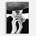 Obraz w ramie 50x70 - Czarna Elegancja - fotografia czarno biała, zbliżenie portret kobiety w czerni - rama biała
