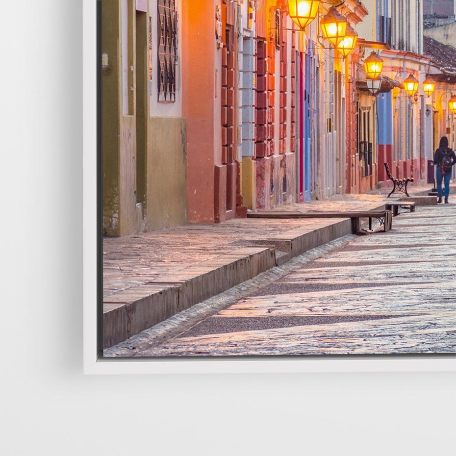 Obraz w ramie 50x50 - W stronę marzycielskich horyzontów - włoska uliczka, wieczór - rama biała