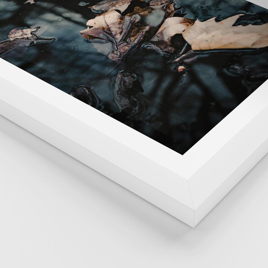 Plakat w ramie 40x50 - Jesienne Liście w Kałużach: Odbicie Natury - jesienne liście wkałuży, fotografia - rama biała